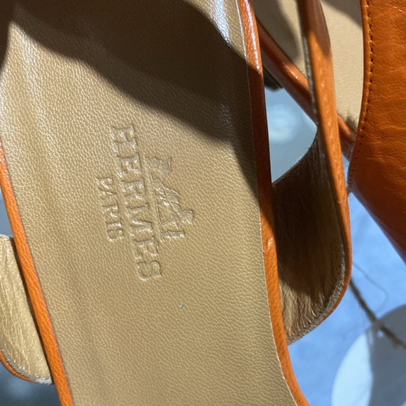 Sz 37 Hermes sandals short heels signs of wear on the bottom and some few scuffs - Picture 11 of 15